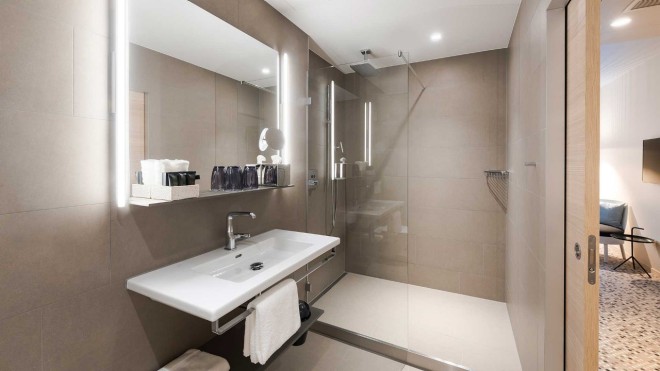Badezimmer mit Dusche