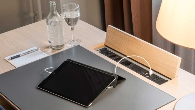 Schreibtisch mit Adaptern