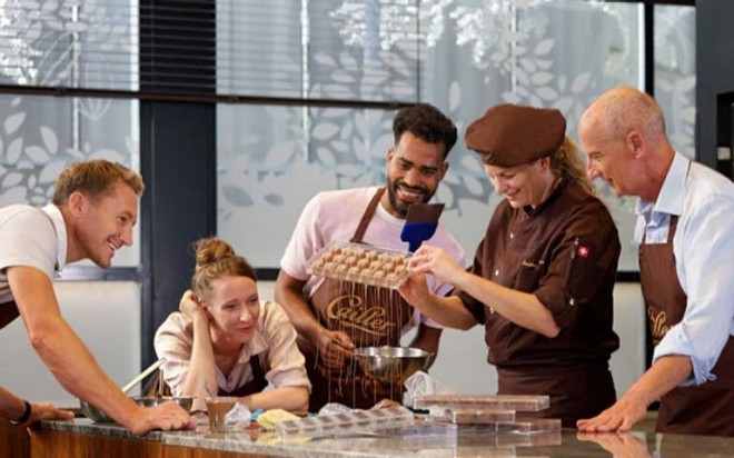 Gruppe in der Schokoladenfabrik