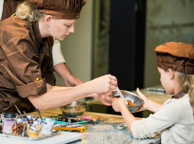 Kinder in der Schokoladenfabrik