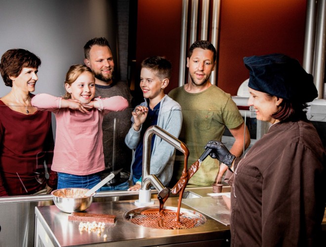 Familie in der Schokoladenfabrik