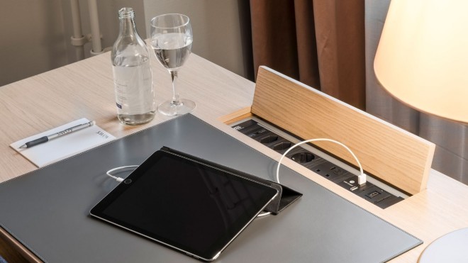 Schreibtisch mit Adaptern