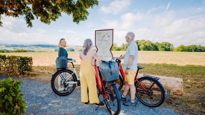 Radfahrer vor einem Feld