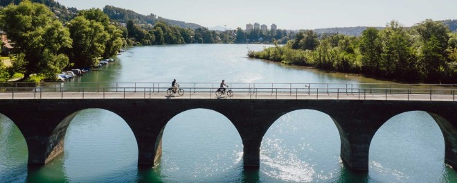 Fahrräder überqueren die Aare